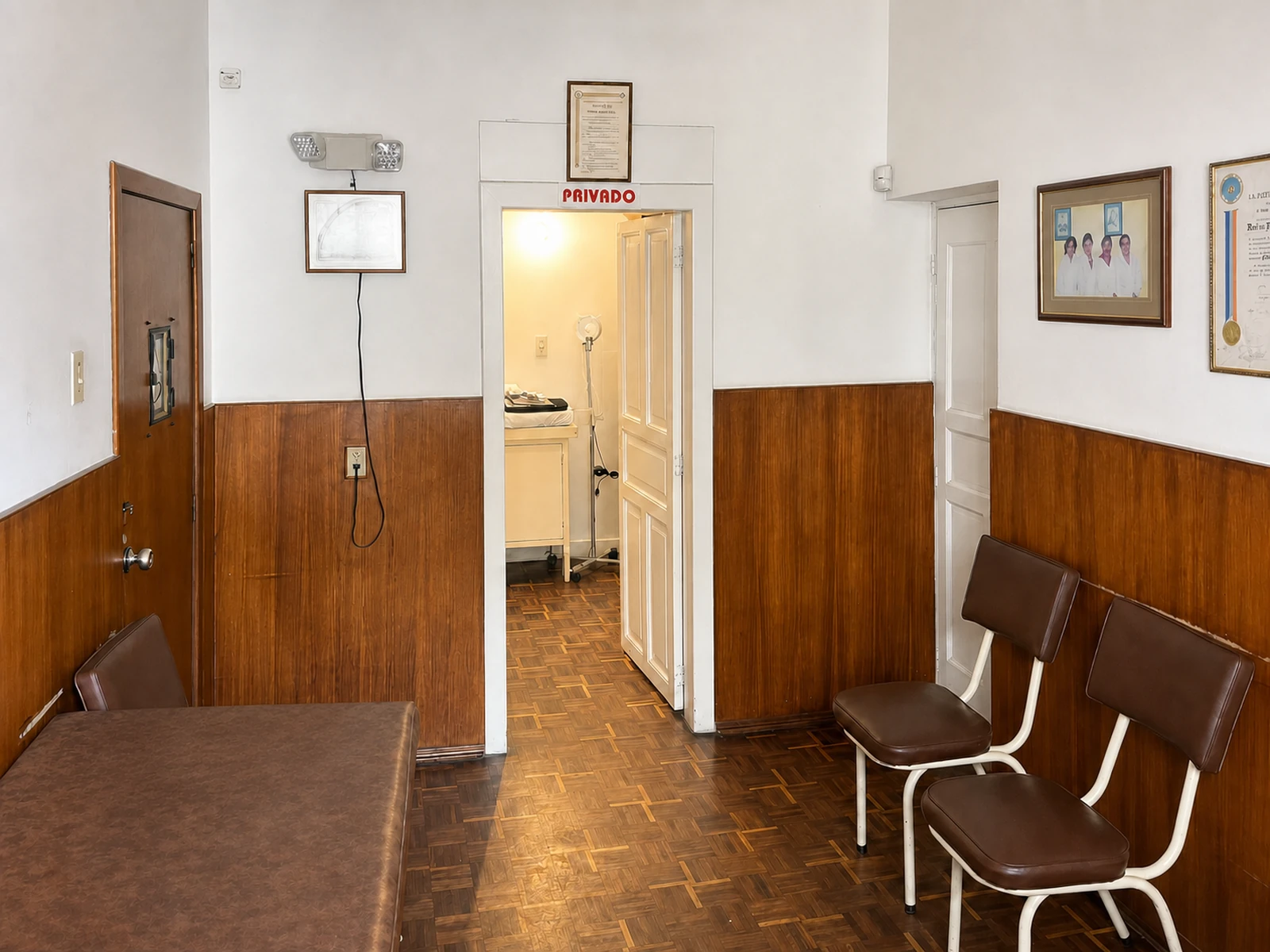 Sala de espera real del consultorio familiar en Quito